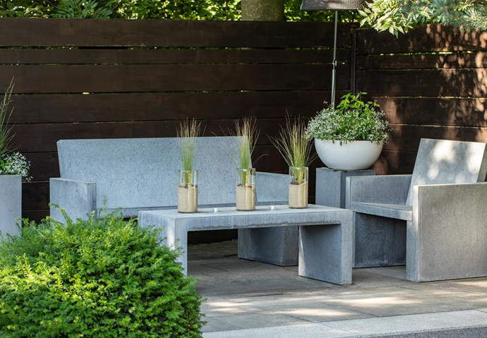 Terrasse mit Gartenmöbeln aus Stein