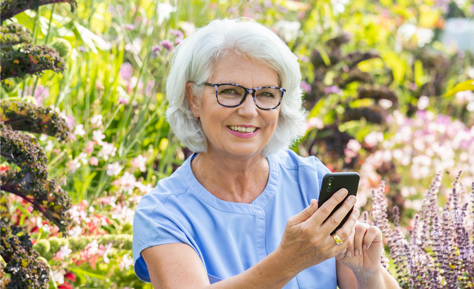 Gartenfreizeit - Frau mit Handy im Garten (GS671696.jpg)